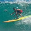 Laird Hamilton surfe des vagues gigantesques à Malibu le 27 août 2014. 
