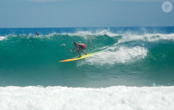 Laird Hamilton surfe des vagues gigantesques à Malibu le 27 août 2014. 