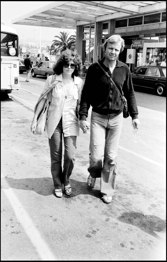 Jon Voight et Marcheline Bertrand se promenant lors du Festival de Cannes 1978