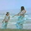 Angelina Jolie, son frère James et sa mère Marcheline, en vacances à Hawaï, en avril 1981. Une vidéo en hommage à Marcheline, décédée le 27 janvier 2007.