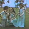 Angelina Jolie, son frère James et sa mère Marcheline, à Hawaii, en avril 1981. (capture d'écran)