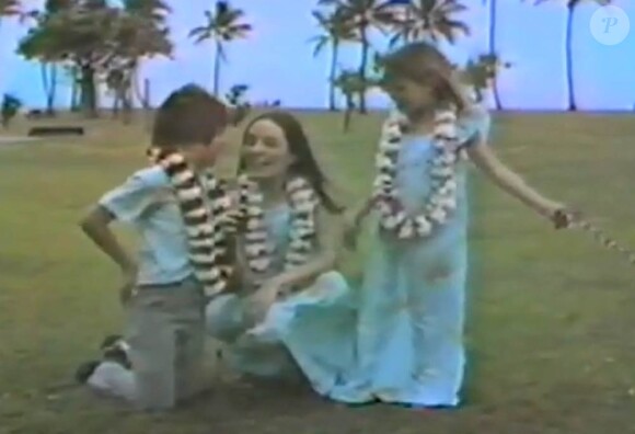 Angelina Jolie, son frère James et sa mère Marcheline, à Hawaii, en avril 1981. (capture d'écran)