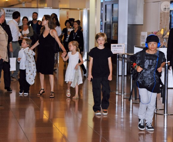 Angelina Jolie, ses jumeaux Knox Leon Jolie-Pitt et Vivienne Marcheline Jolie-Pitt, Shiloh Jolie-Pitt et Pax Thien Jolie-Pitt arrivant à l'aéroport international de Tokyo, le 21 juin 2014