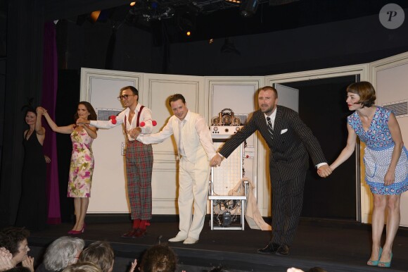 Christelle Reboul, Véronique Boulanger, Zoé Nonn, Thierry Lopez, Davy Sardou et Alexandre Brasseur au Théâtre Rive-Gauche, pendant une représentation de la pièce "Georges et Georges", à Paris, le 2 septembre 2014.