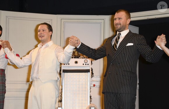 Davy Sardou et Alexandre Brasseur au Théâtre Rive-Gauche, pendant une représentation de la pièce "Georges et Georges", à Paris, le 2 septembre 2014.