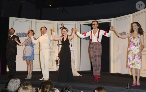 Christelle Reboul, Véronique Boulanger, Zoé Nonn, Thierry Lopez, Alexandre Brasseur et Davy Sardou au Théâtre Rive-Gauche, pendant une représentation de la pièce "Georges et Georges", à Paris, le 2 septembre 2014.