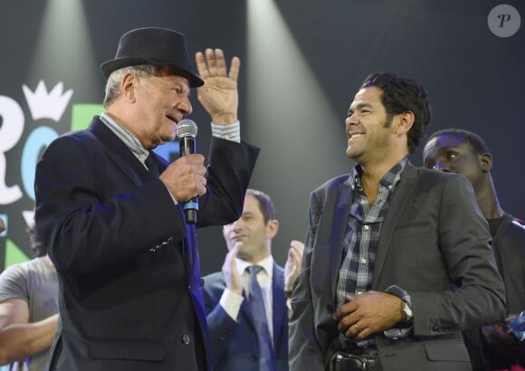 Marc Ladreit de Lacharrière et Jamel Debbouze sur la scène lors de la finale du 4e Trophée d'Impro de la Fondation Culture et Diversité et de la Compagnie Déclic Théâtre, le 19 mai 2014 au Théâtre Comedia, à Paris.