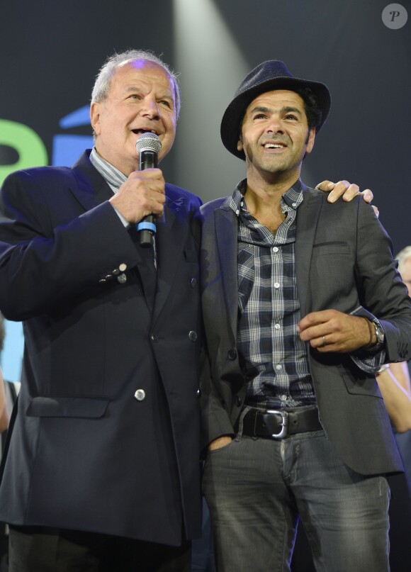Marc Ladreit de Lacharrière et Jamel Debbouze sur la scène lors de la finale du 4e Trophée d'Impro de la Fondation Culture et Diversité et de la Compagnie Déclic Théâtre, le 19 mai 2014 au Théâtre Comedia, à Paris.