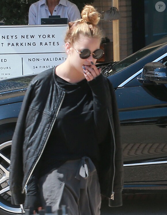 Tallulah Willis fait du shopping avec une amie à Beverly Hills le 28 mai 2014.