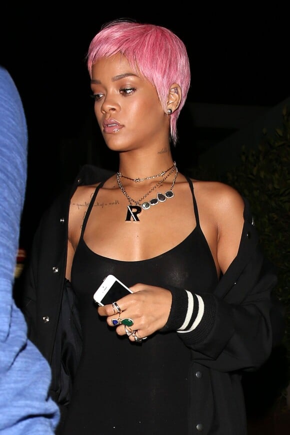 Rihanna ose les cheveux couleur rose !