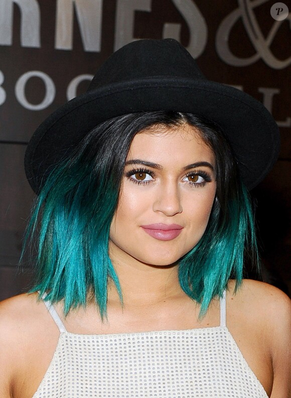 Kendall Jenner ose le dip dye bleu flashy !