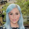 Kesha ose les cheveux couleur bleu layette !
