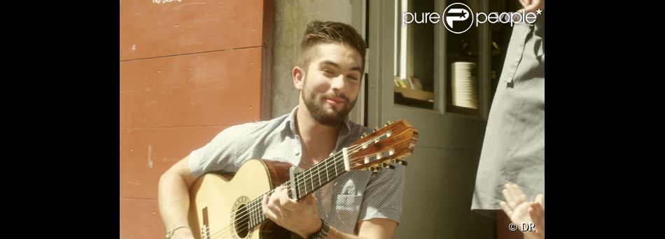 Kendji Girac, guitare à la main, dans son clip Color Gitano.