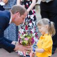  Le prince William accueilli par une fillette lors de sa visite à l'Université d'Oxford le 8 septembre 2014, le jour de l'annonce de la seconde grossesse de son épouse Kate Middleton. Malade, la duchesse n'a pas pu faire le déplacement. 