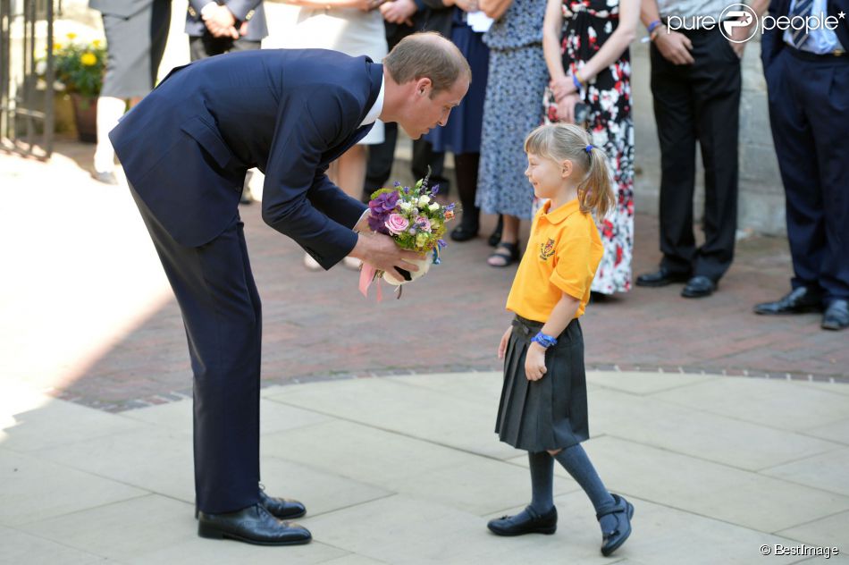  Le duc de Cambridge avec la petite  Bethlily Barton  lors de sa visite à l&#039;Université d&#039;Oxford le 8 septembre 2014, le jour de l&#039;annonce de la seconde grossesse de son épouse Kate Middleton. Malade, la duchesse n&#039;a pas pu faire le déplacement. 
