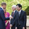  Le prince William rencontre M. Dickson Poon en visite à l'Université d'Oxford le 8 septembre 2014, le jour de l'annonce de la seconde grossesse de son épouse Kate Middleton. Malade, la duchesse n'a pas pu faire le déplacement. 