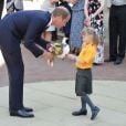  Le prince William avec la petite  Bethlily Barton  lors de sa visite à l'Université d'Oxford le 8 septembre 2014, le jour de l'annonce de la seconde grossesse de son épouse Kate Middleton. Malade, la duchesse n'a pas pu faire le déplacement. 