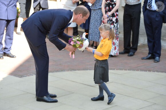 Le prince William avec la petite Bethlily Barton lors de sa visite à l'Université d'Oxford le 8 septembre 2014, le jour de l'annonce de la seconde grossesse de son épouse Kate Middleton. Malade, la duchesse n'a pas pu faire le déplacement.