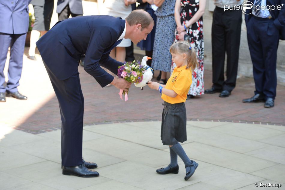  Le prince William avec la petite  Bethlily Barton  lors de sa visite à l&#039;Université d&#039;Oxford le 8 septembre 2014, le jour de l&#039;annonce de la seconde grossesse de son épouse Kate Middleton. Malade, la duchesse n&#039;a pas pu faire le déplacement. 