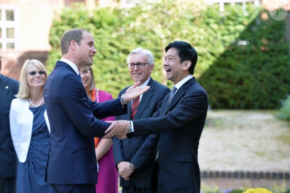 Le prince William rencontre M. Dickson Poon en visite à l'Université d'Oxford le 8 septembre 2014, le jour de l'annonce de la seconde grossesse de son épouse Kate Middleton. Malade, la duchesse n'a pas pu faire le déplacement.