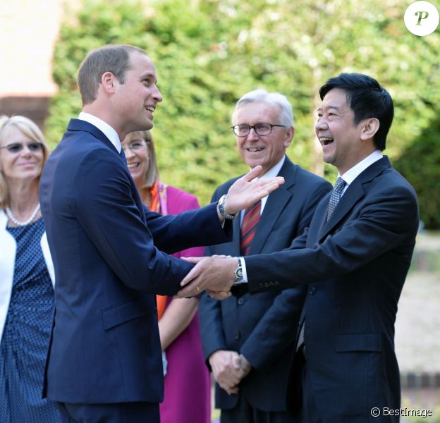 Le prince William rencontre M. Dickson Poon en visite à l'Université d'Oxford le 8 septembre 2014, le jour de l'annonce de la seconde grossesse de son épouse Kate Middleton. Malade, la duchesse n'a pas pu faire le déplacement.