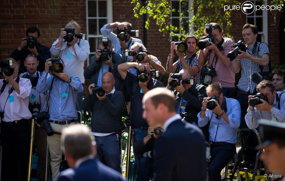 Le prince William en visite à Oxford le 8 septembre 2014, jour de la révélation de la seconde grossesse de son épouse Kate Middleton, qui n&#039;a pas pu l&#039;accompagner pour raisons de santé.