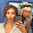 Nabilla opte pour la technique de contouring pour le shooting de Blooshop