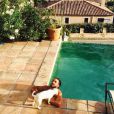 Thomas, le chéri de Nabilla, se prélasse au bord de la piscine. Août 2014.