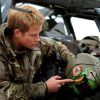 Le prince Harry en Afghanistan en fin d'année 2012, en tant que copilote-artilleur d'hélicoptère Apache détaché à Camp Bastion, dans la province du Helmand.
