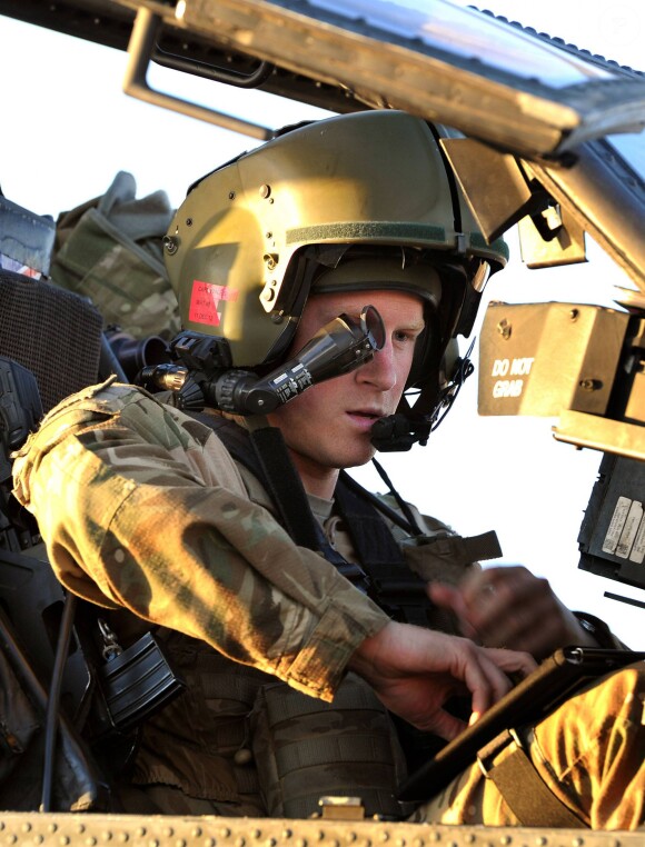 Le prince Harry en Afghanistan en 2012, en tant que copilote-artilleur d'hélicoptère Apache détaché à Camp Bastion, dans la province du Helmand.