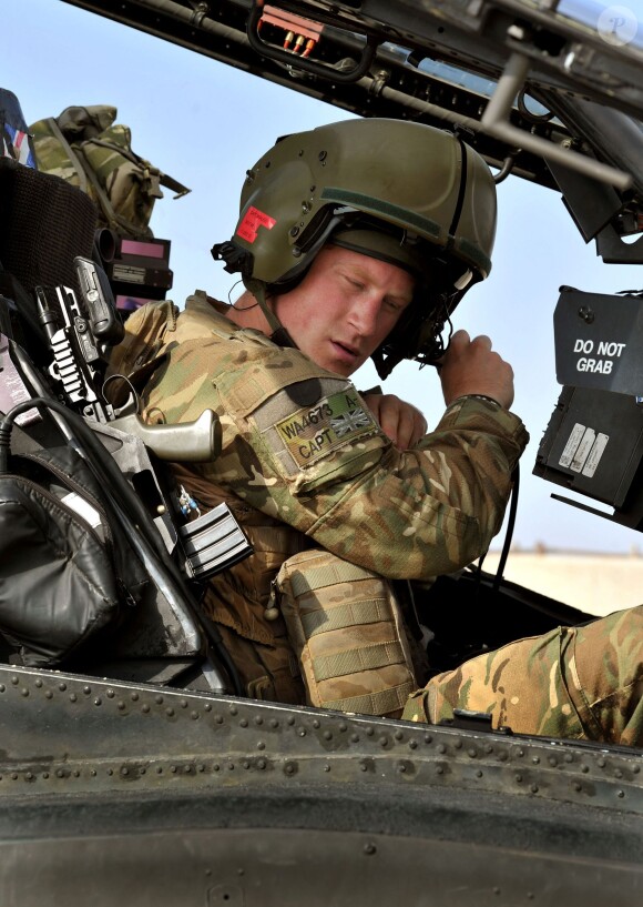 Le prince Harry, 'Captain Wales' dans l'Armée britannique, dans un hélicoptère Apache à Camp Bastion en Afghanistan en octobre 2012.