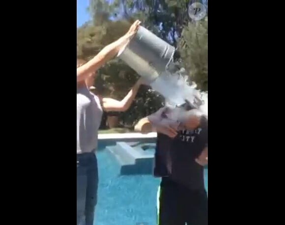 Ben Affleck et sa femme Jennifer Garner participent au Ice Bucket Challenge, le 18 août 2014.