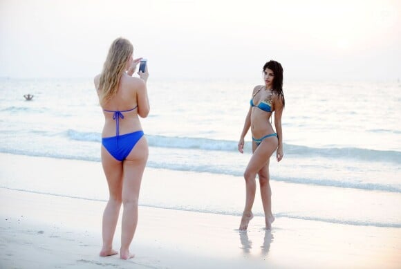 Exclusive - Jasmin Walia et une amie profitent d'un bel après-midi sur une plage de Dubaï. Le 9 septembre 2014.
