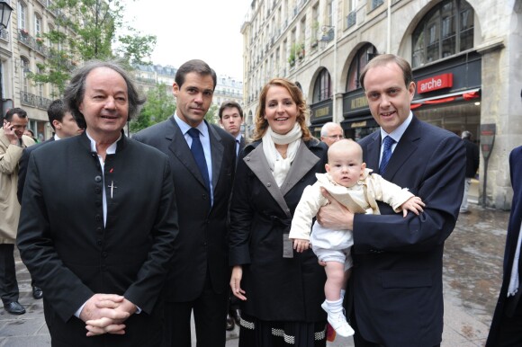 Le prince Jean d'Orléans avec son fils le prince Gaton dans les bras, aux côtés de son épouse la princesse Philomena, de Gonzague Saint-Bris et du prince Louis de Bourbon, le 14 mai 2010 à Paris.