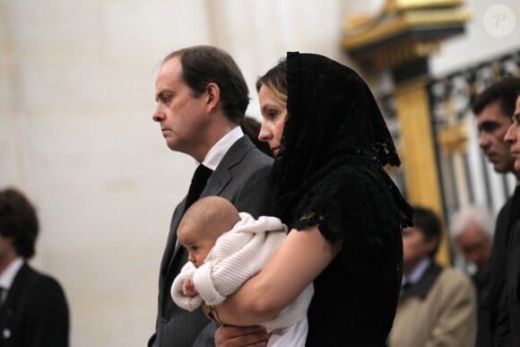 Le prince Jean d'Orléans et la princesse Philomena avec leur fille la princesse Antoinette en mai 2012 lors des obsèques d'Emmanuelle de Dampierre.