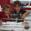 Le prince Jean d'Orléans présentait le 31 juillet 2014, au lendemain de sa naissance à Poissy, la princesse Louise-Marguerite, son troisième enfant avec la princesse Philomena, sous le regard du prince Gaston et de la princesse Antoinette.