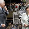 Mitch et Janis, les parents d'Amy Winehouse, dévoilent la statue de la chanteuse dans le quartier de Camden à Londres, le 14 septembre 2014.