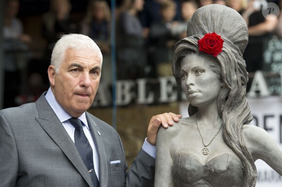 Mitch Winehouse, le père d'Amy Winehouse, près de la statue de sa fille à Camden, à Londres, le 14 setpembre 2014.