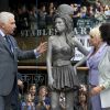 Mitch et Janis, les parents d'Amy Winehouse, et l'actrice Barbara Windsor dévoilent la statue de la chanteuse dans le quartier de Camden à Londres, le 14 septembre 2014.
