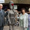 Mitch et Janis, les parents d'Amy Winehouse, et l'actrice Barbara Windsor dévoilent la statue de la chanteuse dans le quartier de Camden à Londres, le 14 septembre 2014.