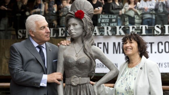 Amy Winehouse : Inauguration de sa statue par ses parents, très émus
