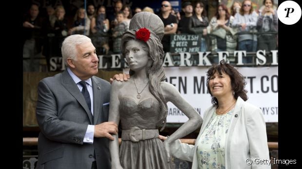 Mitch et Janis, les parents d&#039;Amy Winehouse, ont inauguré la statue de la chanteuse dans le quartier de Camden à Londres, le 14 septembre 2014.