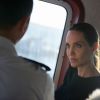 Angelina Jolie visite un navire de l'armée maltaise à Gharghur, le 14 septembre 2014.
