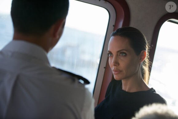 Angelina Jolie visite un navire de l'armée maltaise à Gharghur, le 14 septembre 2014.
