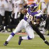 Adrian Peterson, running back des Vikings du Minnesota, à la lutte avec Ed Reed des Ravens de Baltimore le 18 octobre 2009