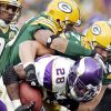 Adrian Peterson, running back des Vikings du Minnesota, pris par la défense des Green Bay Packers le 11 novembre 2007 en NFL.