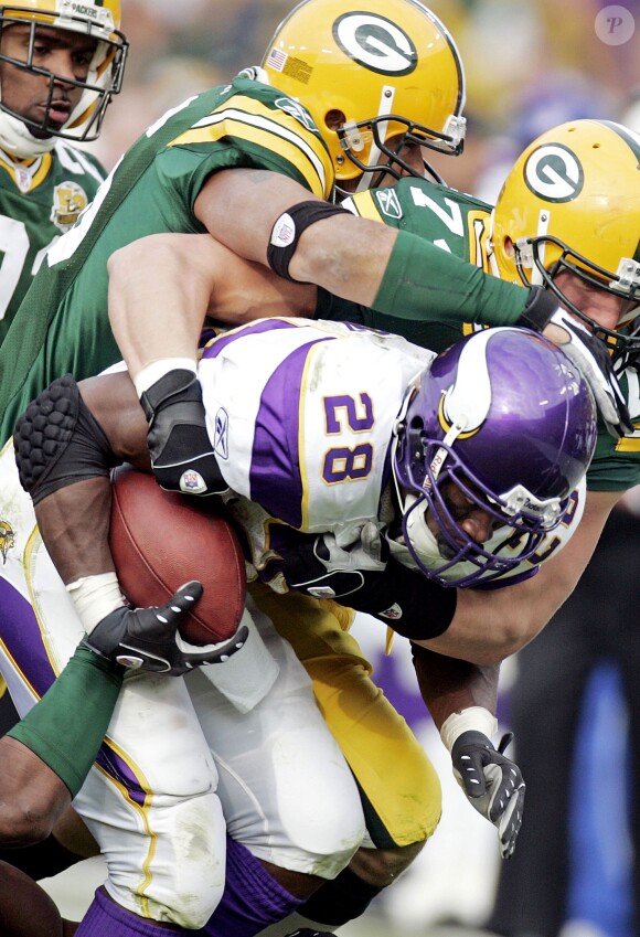 Adrian Peterson, running back des Vikings du Minnesota, pris par la défense des Green Bay Packers le 11 novembre 2007 en NFL.