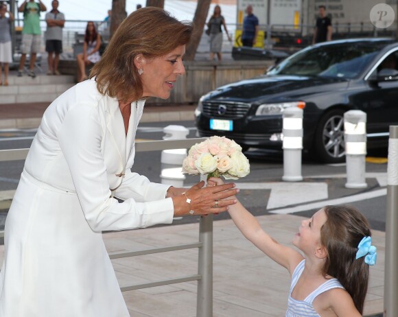 Exclusif - La princesse Caroline de Hanovre, accueillie par une fillette chargée de lui remettre un bouquet de fleurs, inaugurait le 10 septembre 2014 la rue Princesse-Caroline après travaux d'embellissement, dans le quartier de la Condamine à Monaco.