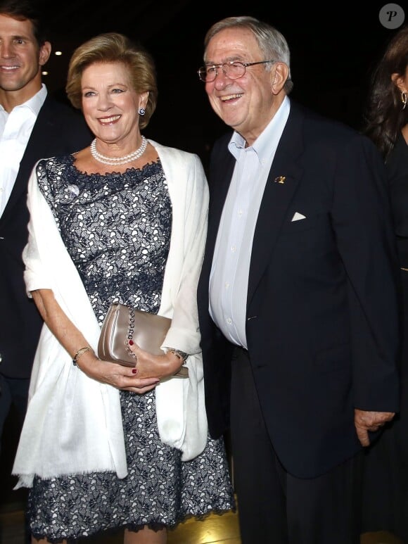 Le roi Constantin de Grèce et la reine Anne-Marie radieux au Musée de l'Acropole d'Athènes le 17 septembre 2014 pour le dîner organisé à l'occasion de leurs 50 ans de mariage, à la veille de la fête des noces d'or au Yacht Club du Pirée.