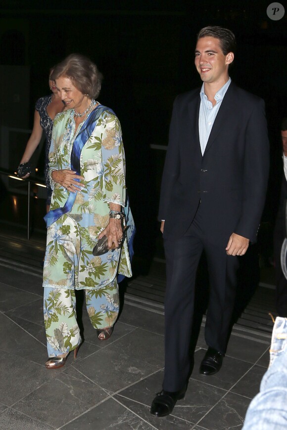 La reine Sofia d'Espagne et le prince Philippos de Grèce arrivent au Musée de l'Acropole d'Athènes le 17 septembre 2014 pour le dîner organisé à l'occasion des 50 ans de mariage du roi Constantin II de Grèce et de la reine Anne-Marie, à la veille de la fête des noces d'or au Yacht Club du Pirée.